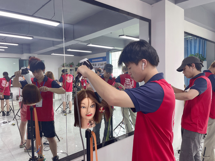 洗完頭應(yīng)不應(yīng)該包頭發(fā)？廣西美發(fā)教學(xué)