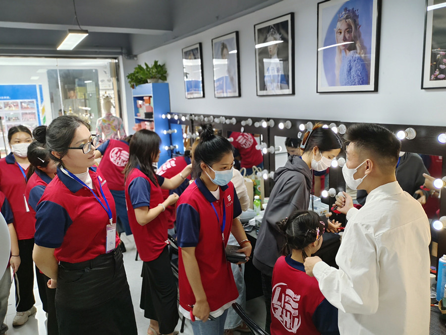 廣西化妝課堂：每次點(diǎn)評(píng)都是技術(shù)提升的跳板