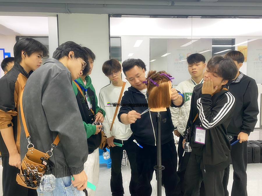 圓形層次修剪，廣西剪發(fā)技術(shù)學(xué)校