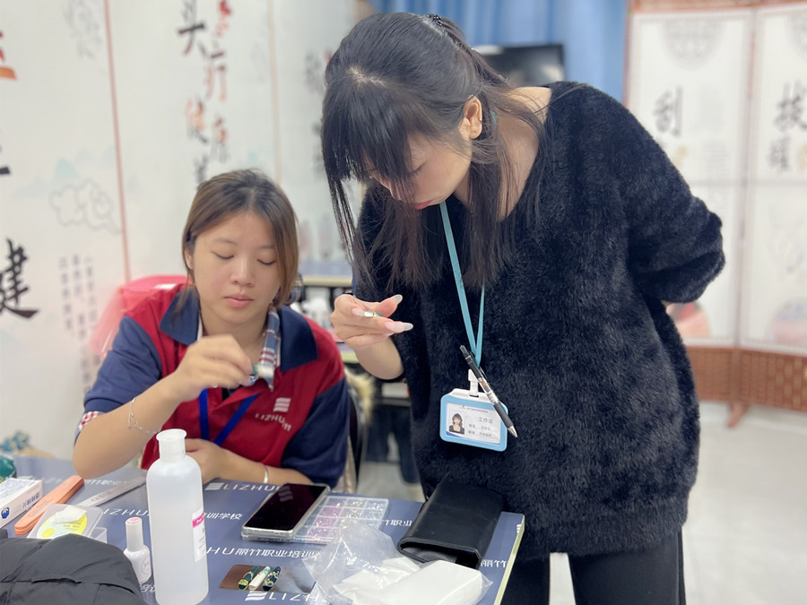 輕奢綠色貓眼美甲，南寧專業(yè)美甲學(xué)校學(xué)員作品