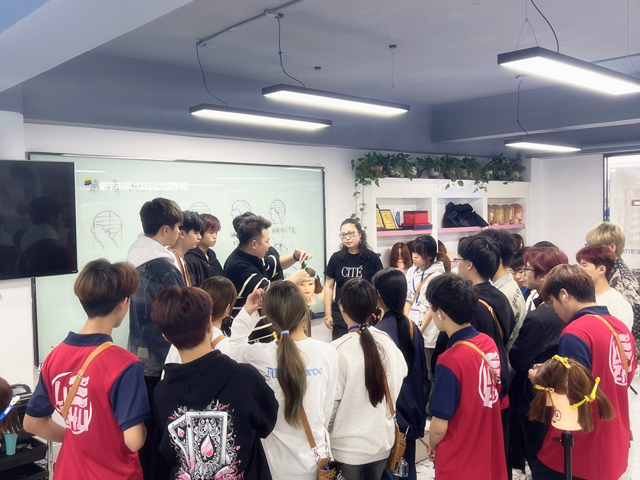 新手學(xué)女士精剪的誤區(qū)，南寧學(xué)發(fā)型