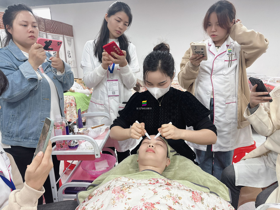 額頭撥筋的注意事項(xiàng)，廣西美容護(hù)膚課件講解