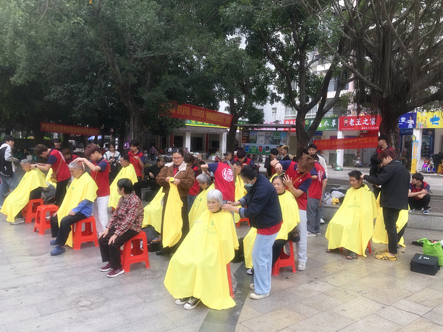 南寧美發(fā)學(xué)校外出實(shí)踐活動(dòng)，檢驗(yàn)學(xué)員技術(shù)能力