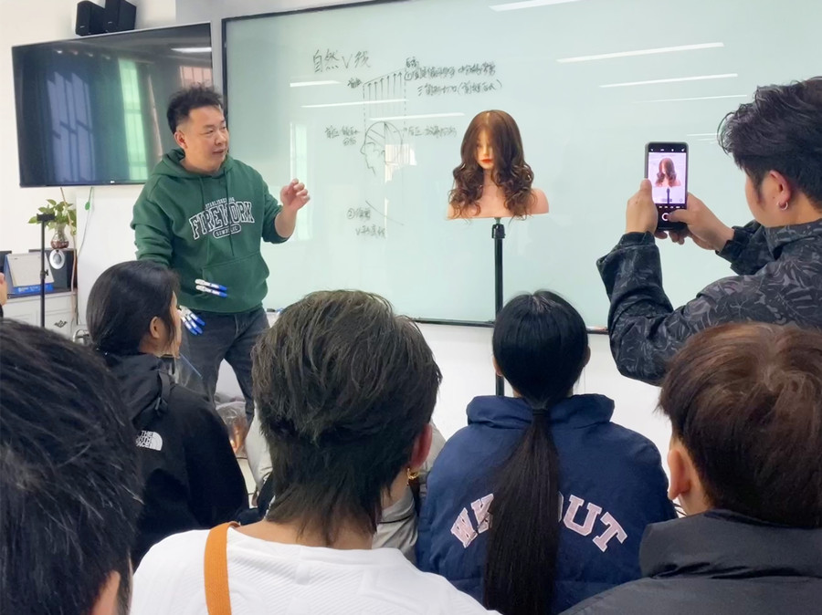 自然V線修剪手法，從零開始學(xué)美發(fā)