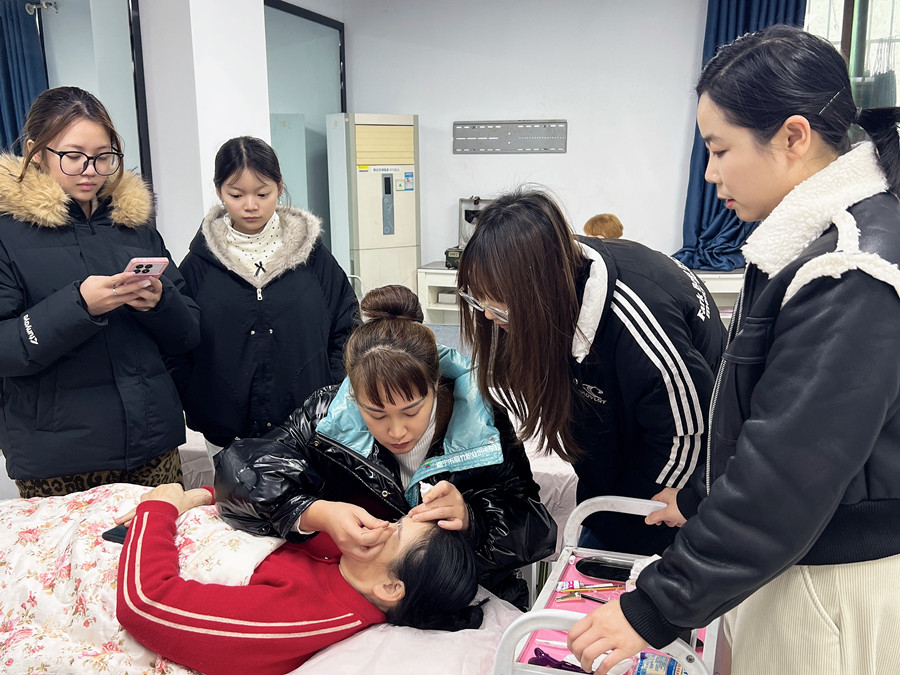 在南寧學(xué)紋繡，解鎖美業(yè)新技能