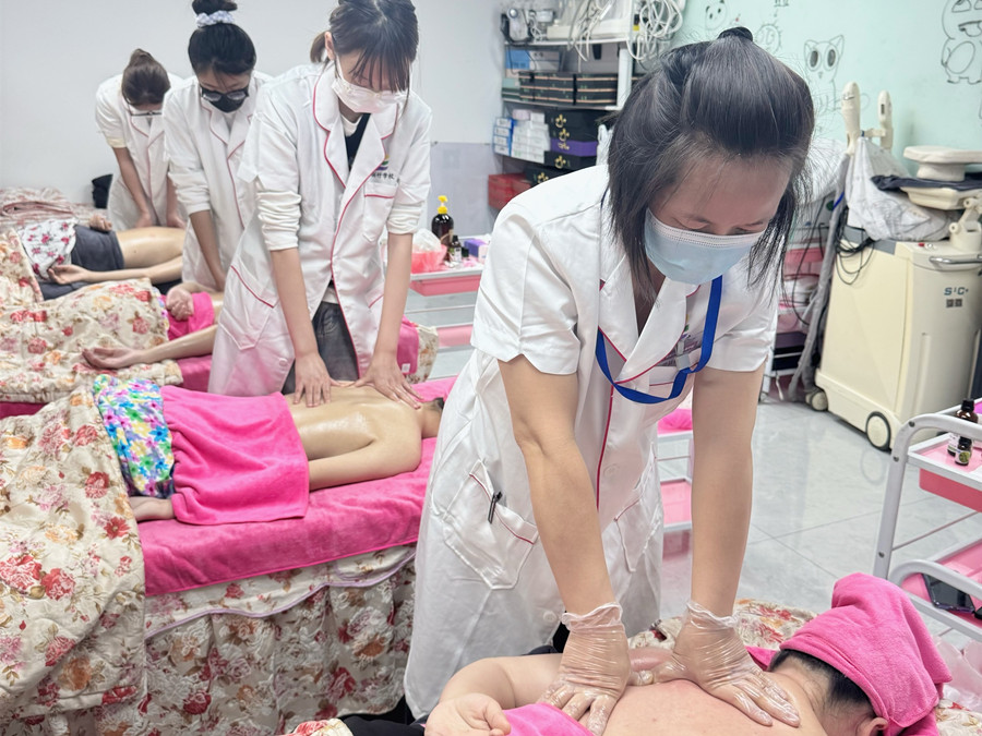 肩胛骨按摩真人實(shí)操，南寧美容培訓(xùn)練習(xí)