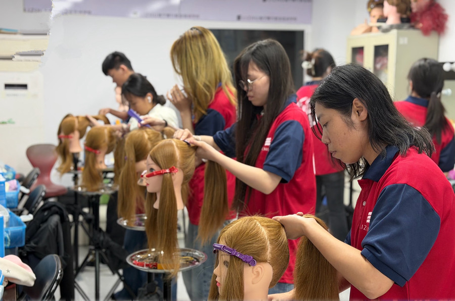 南寧化妝造型學校頭模發(fā)型基礎訓練