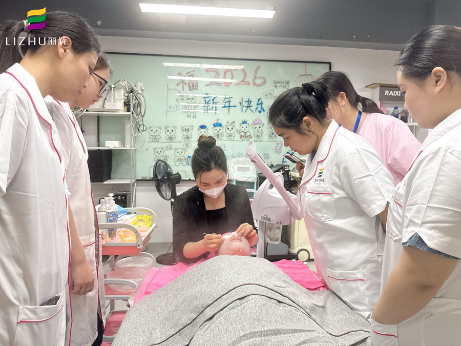 南寧美容護膚培訓：面部深層清潔