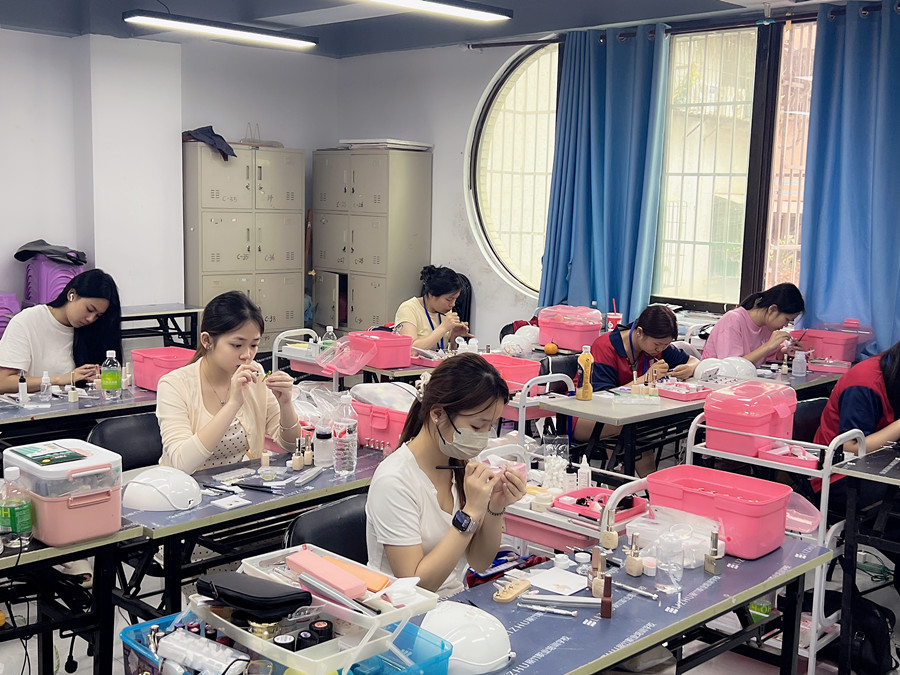 零基礎學美甲，從手忙腳亂到從容下筆